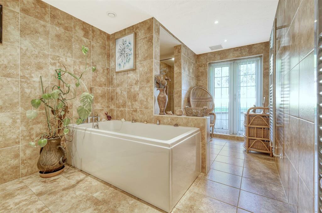 Additional property image - Hamlet Hill, Roydon: Spacious Detached Bungalow with Pool