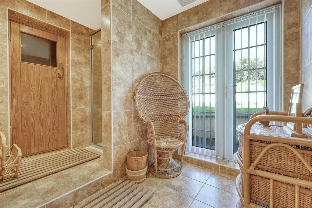 Additional property image - Hamlet Hill, Roydon: Spacious Detached Bungalow with Pool