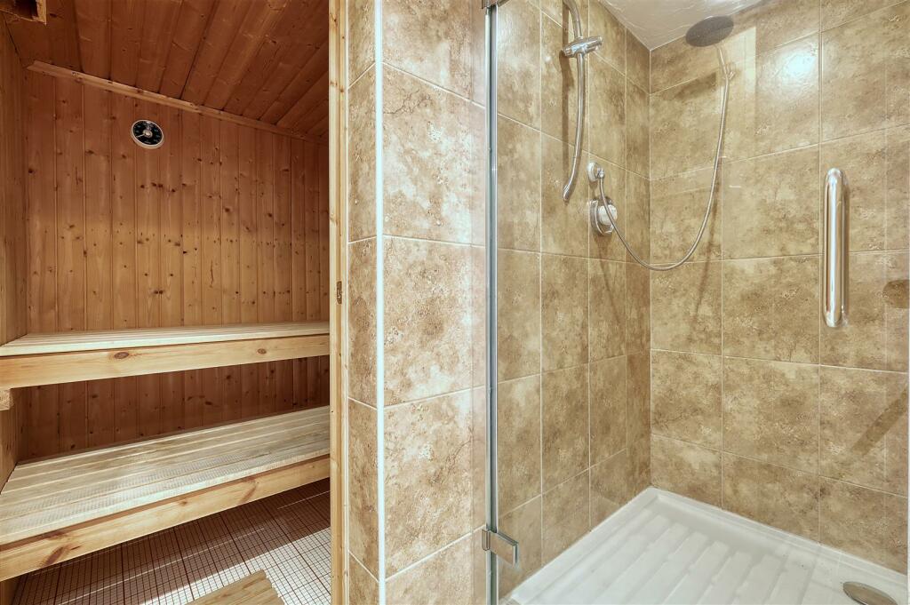 Additional property image - Hamlet Hill, Roydon: Spacious Detached Bungalow with Pool