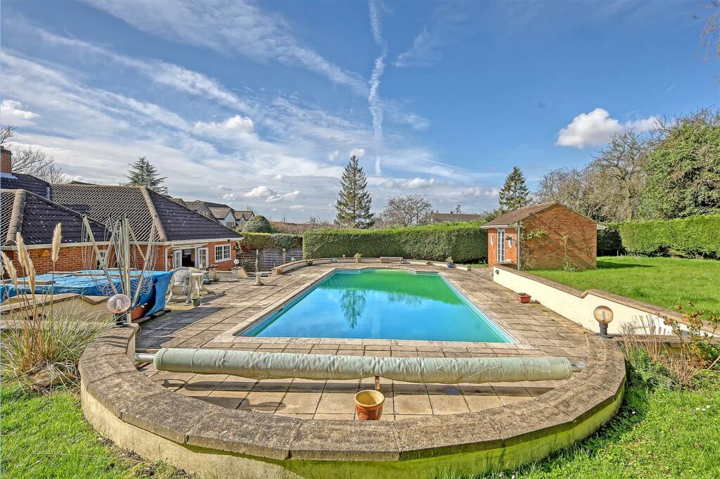 Additional property image - Hamlet Hill, Roydon: Spacious Detached Bungalow with Pool