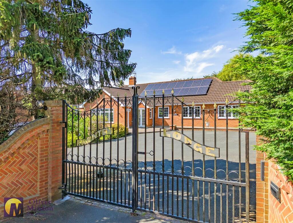 Additional property image - Hamlet Hill, Roydon: Spacious Detached Bungalow with Pool