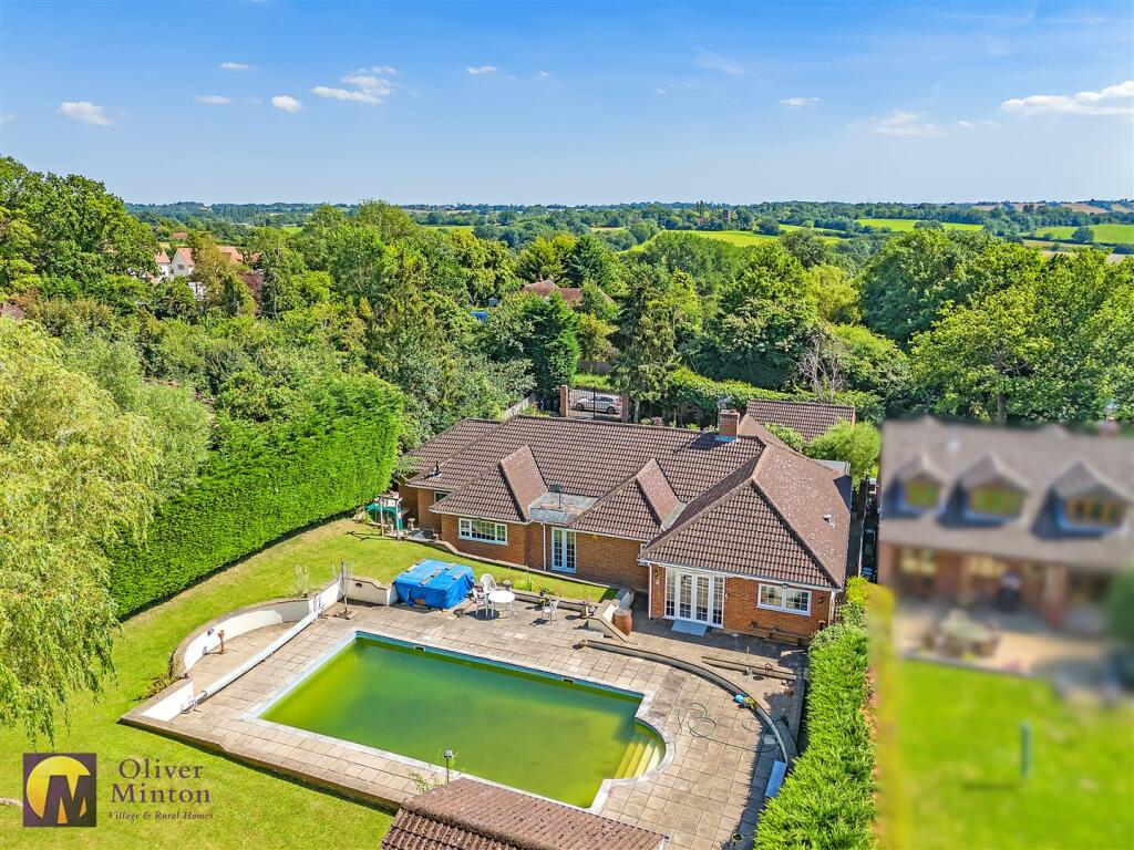 Additional property image - Hamlet Hill, Roydon: Spacious Detached Bungalow with Pool