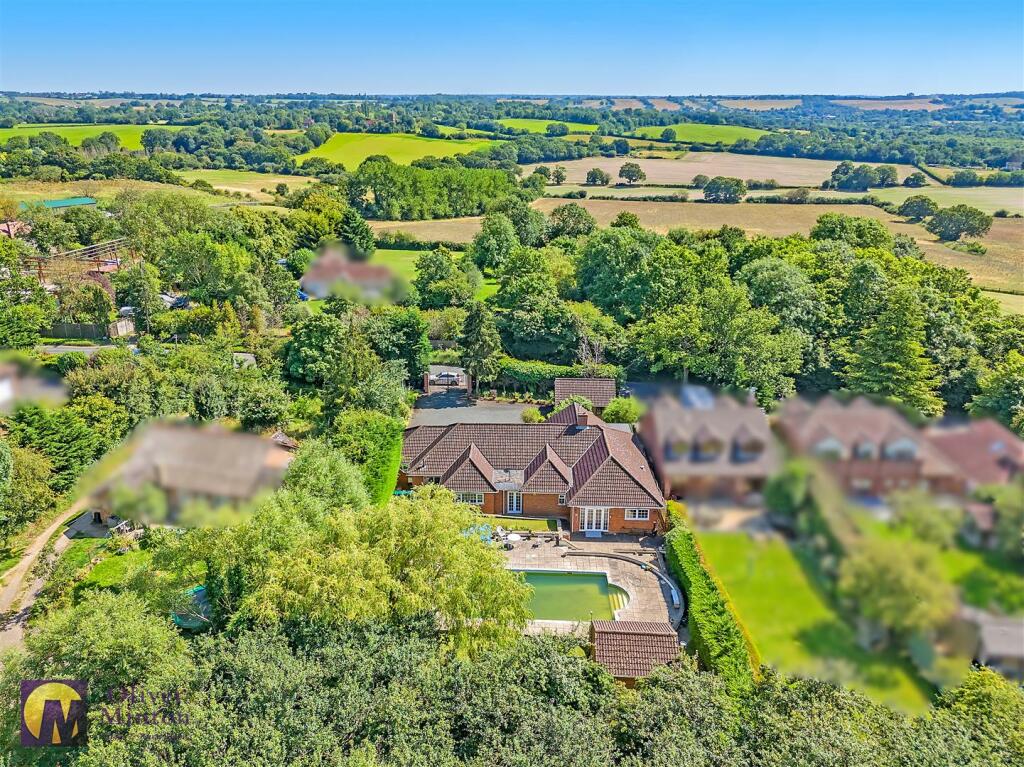 Additional property image - Hamlet Hill, Roydon: Spacious Detached Bungalow with Pool
