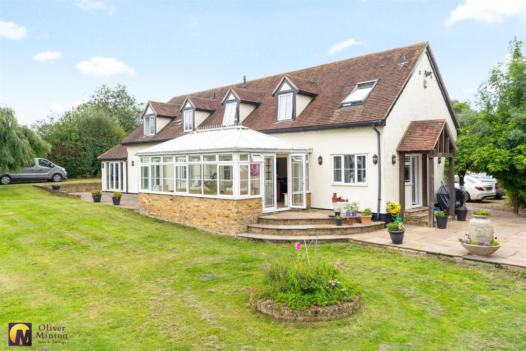 5 bedroom detached house for sale in Epping Road, Roydon, Essex, CM19