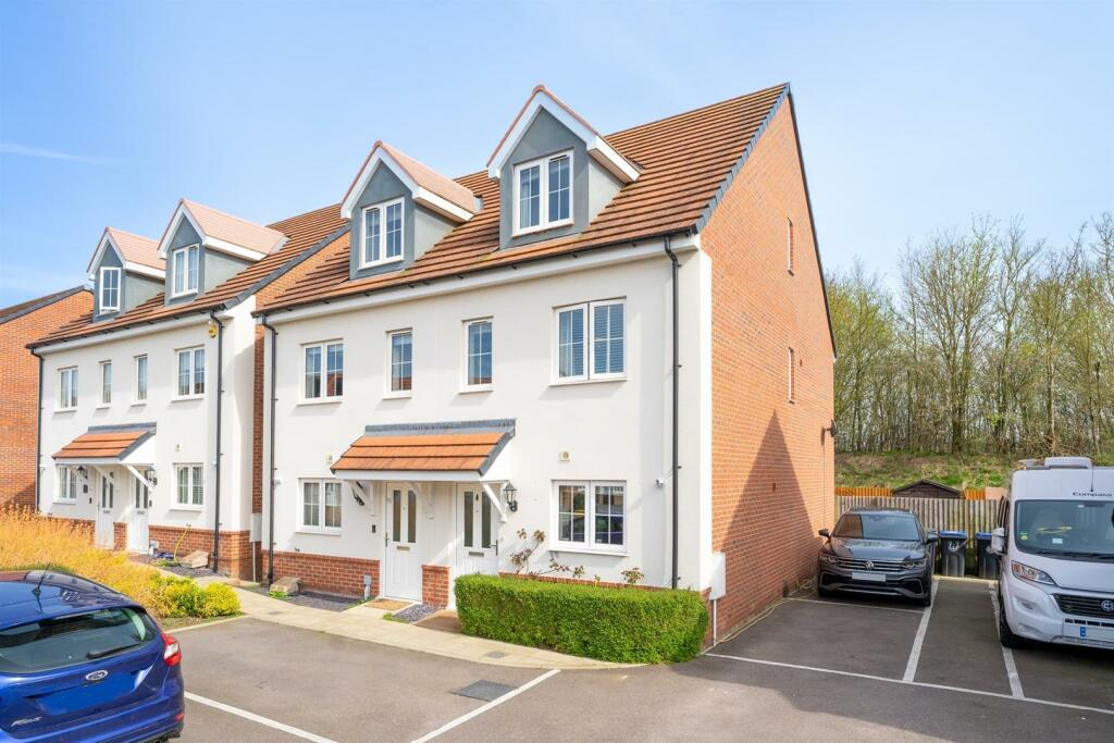 4 bedroom semidetached house for sale in 4 BEDROOM FAMILY HOUSE Parker Drive, Buntingford, SG9