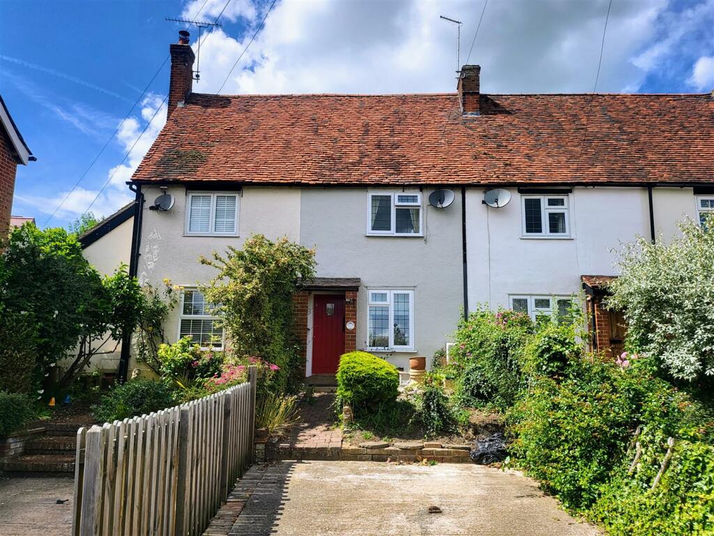 Main image of property: CHAIN FREE cottage with Parking - High Street, Puckeridge