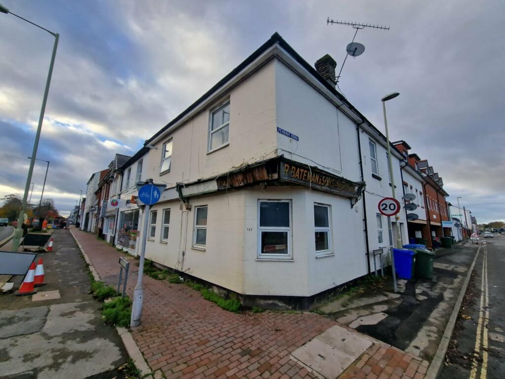 4 bedroom house for sale in Lynchford Road, Farnborough, Hampshire, GU14