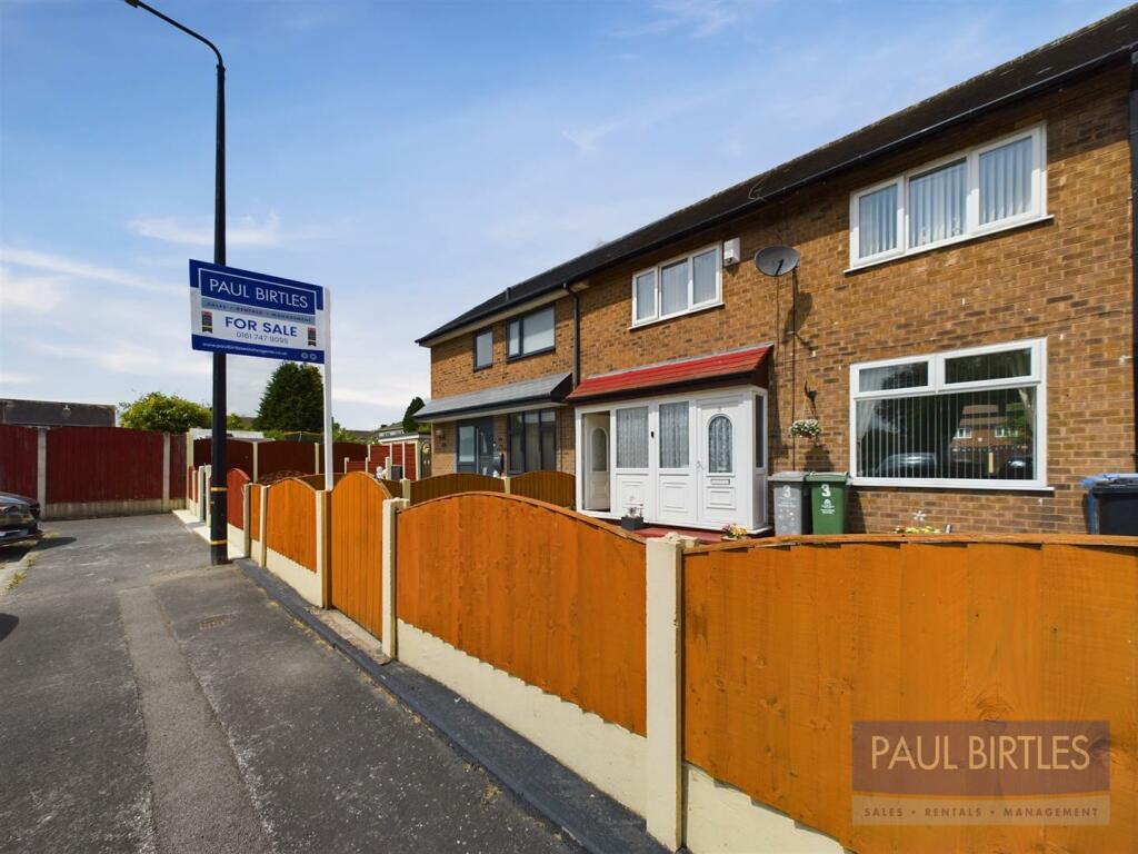 2 bedroom terraced house for sale in Thistle Square, Partington