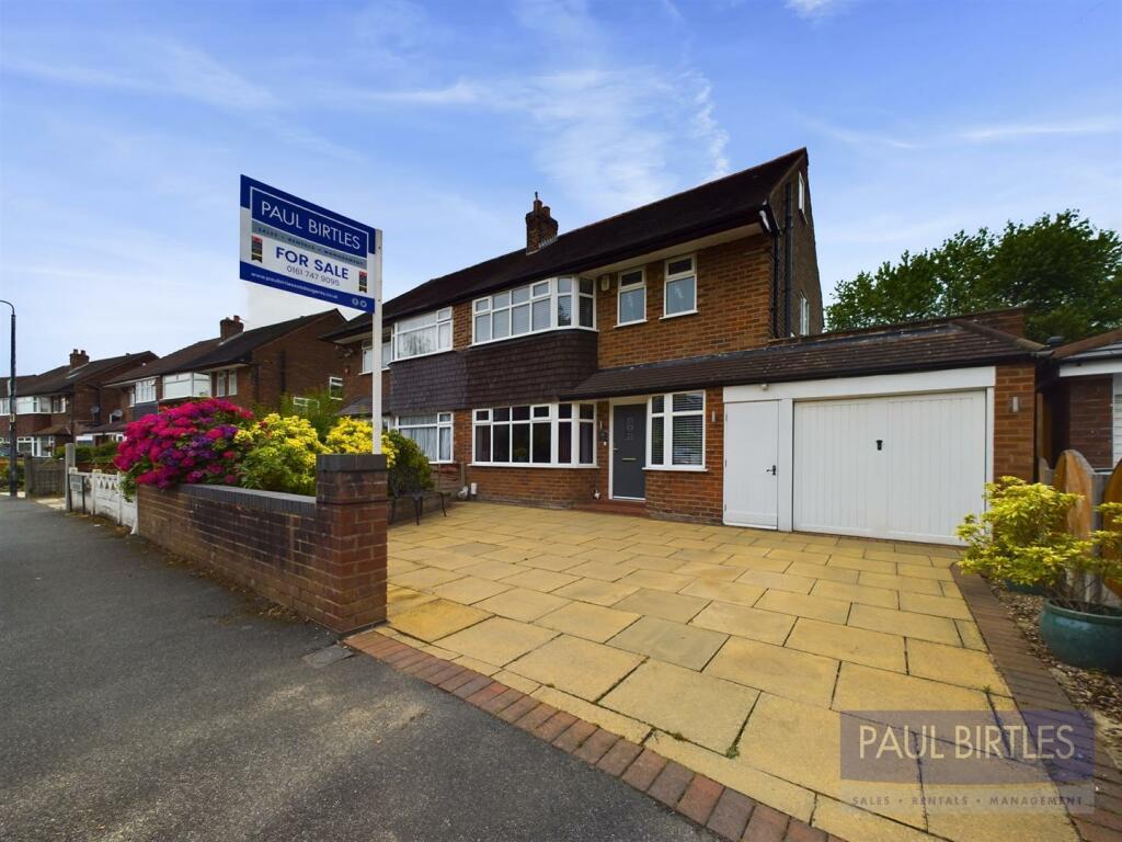 4 bedroom semidetached house for sale in Daresbury Avenue, Flixton