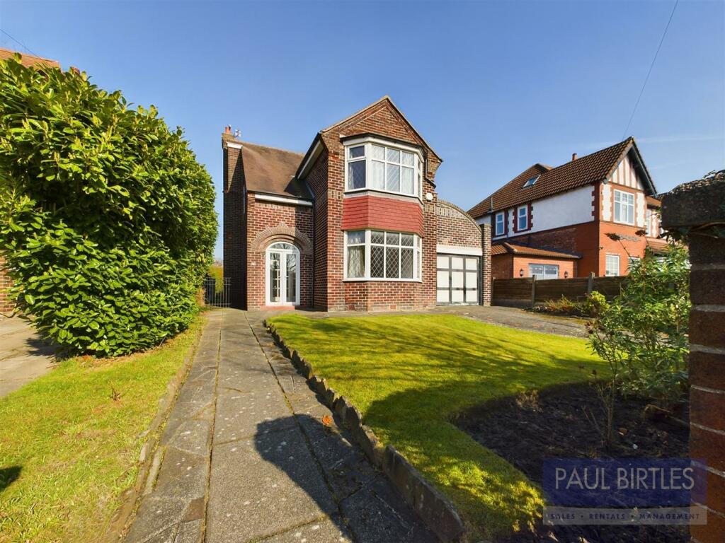 3 bedroom detached house for sale in Rothiemay Road, Flixton, Trafford, M41