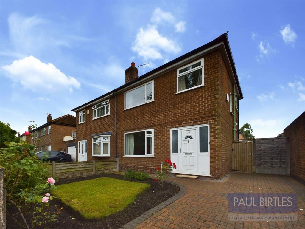 3 bedroom semidetached house for sale in Woodsend Road, Flixton