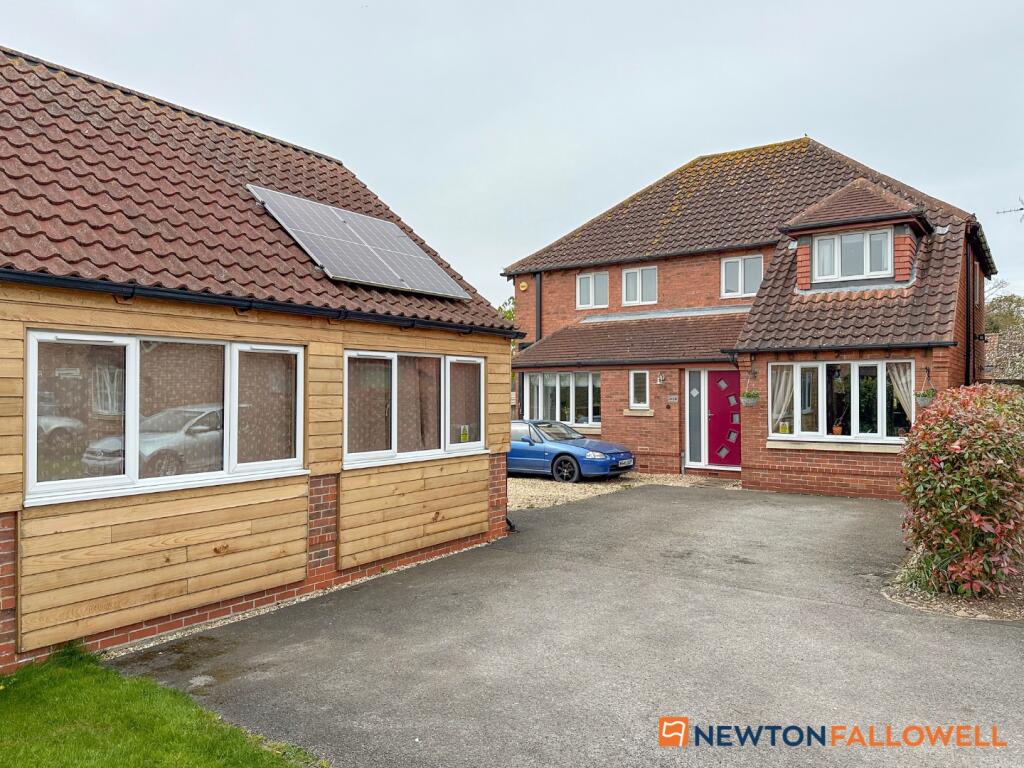 4 bedroom detached house for sale in Manor House Drive, North Muskham, NG23