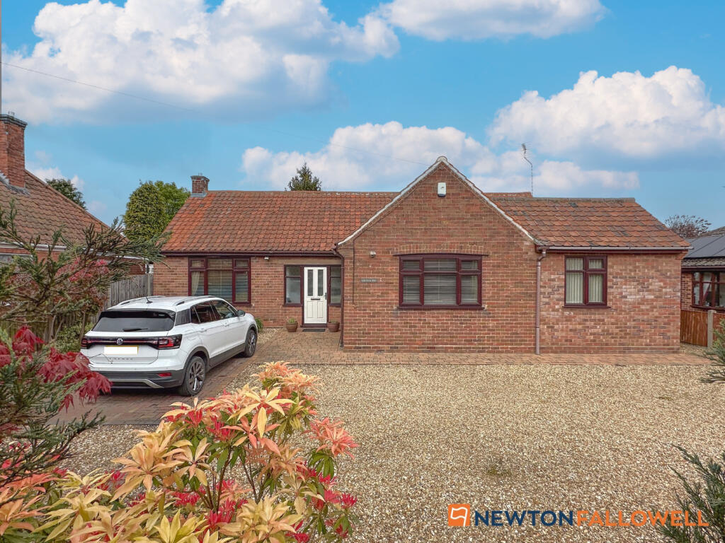 2 bedroom detached bungalow for sale in Marsh Lane, Farndon, NG24