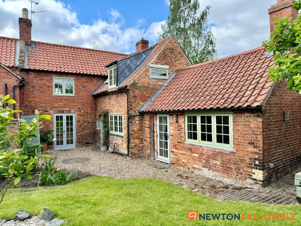 3 bedroom cottage for sale in Church Street, Collingham, NG23