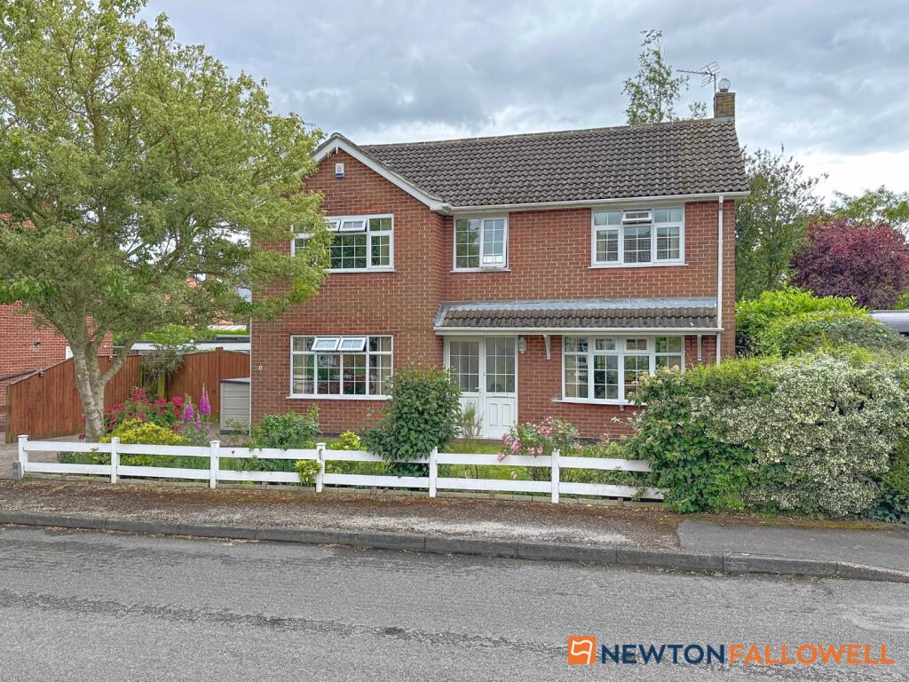 4 bedroom detached house for sale in Vicarage Close, Collingham, NG23