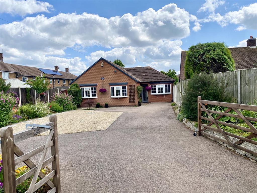 4 bedroom bungalow for sale in North End, Farndon, Newark, NG24