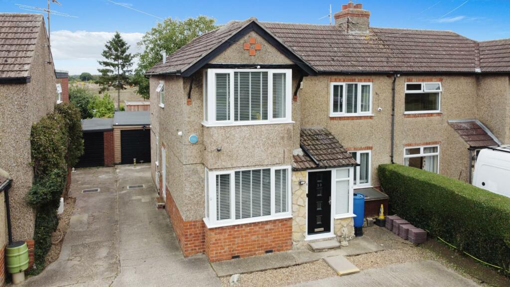 4 bedroom semidetached house for sale in The Warren, Hardingstone