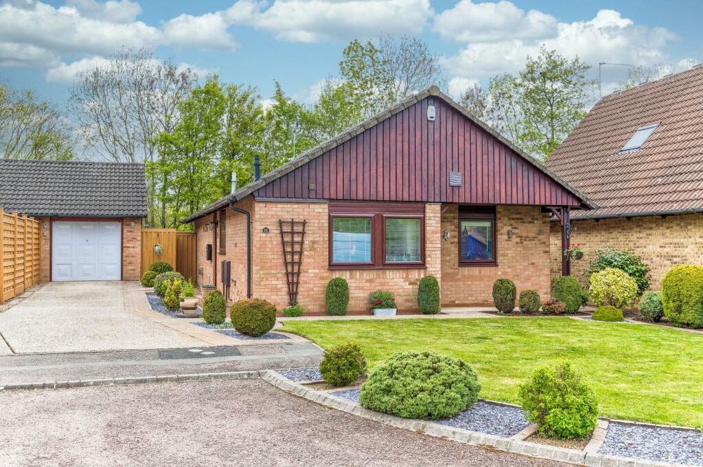 3 bedroom detached bungalow for sale in Claystones, West Hunsbury, Northampton, NN4