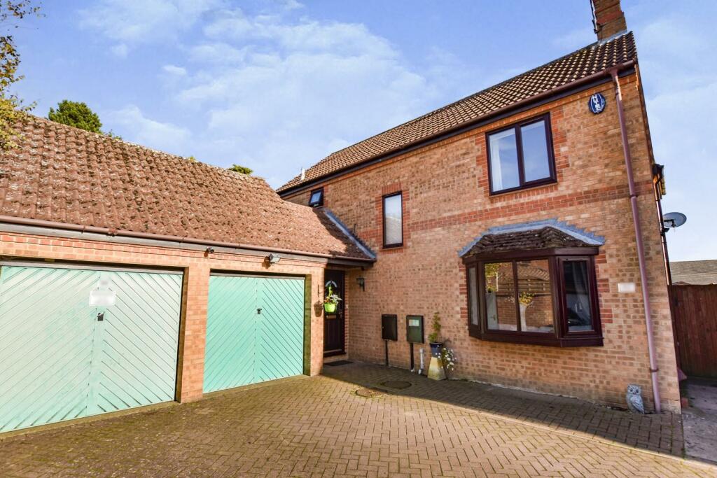 4 bedroom detached house for sale in Pound Lane, Bugbrooke, Northampton