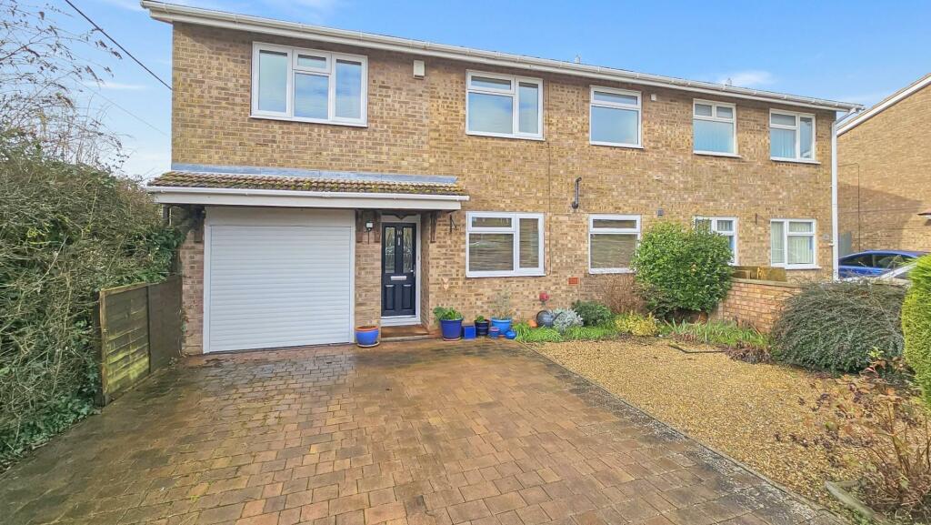 4 bedroom semidetached house for sale in Stonehurst Close, Hartwell