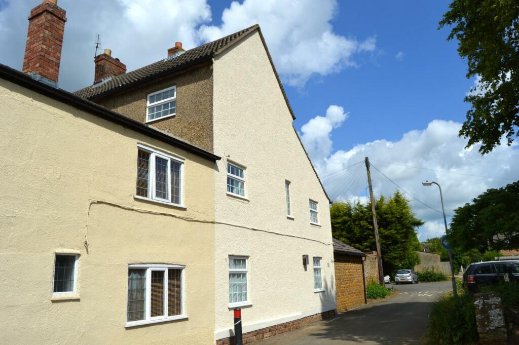 4 bedroom cottage for sale in Harrowick Lane, Earls Barton, Northampton