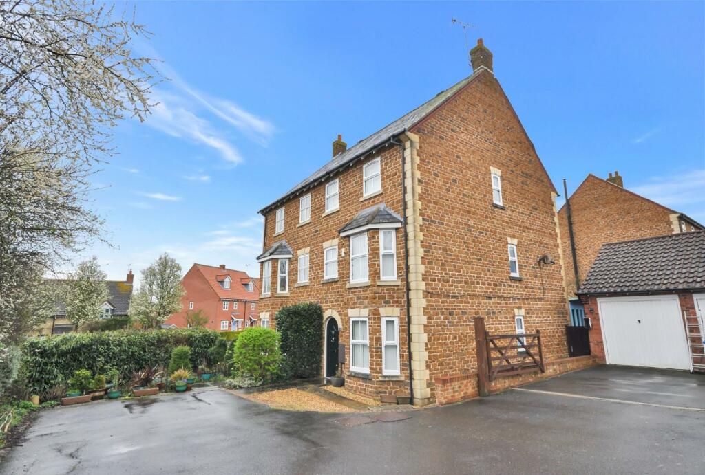 3 bedroom semidetached house for sale in Browns Close, Mawsley Village