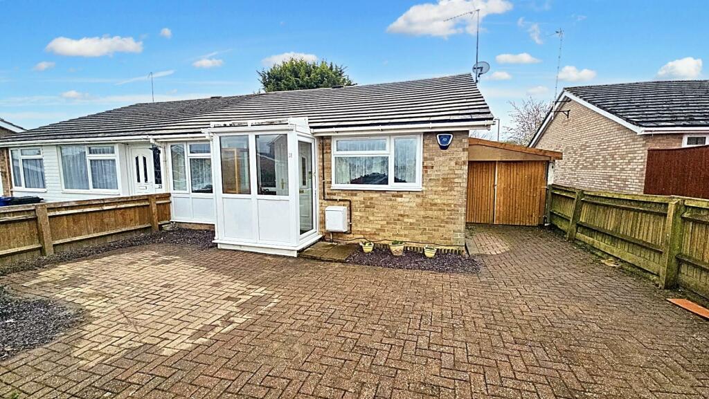 2 bedroom semidetached bungalow for sale in Highfields, Towcester, NN12