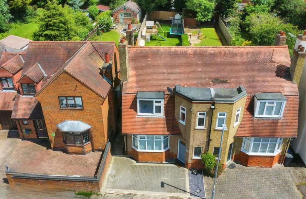 3 bedroom semidetached house for sale in Tiverton Avenue, Northampton, NN2