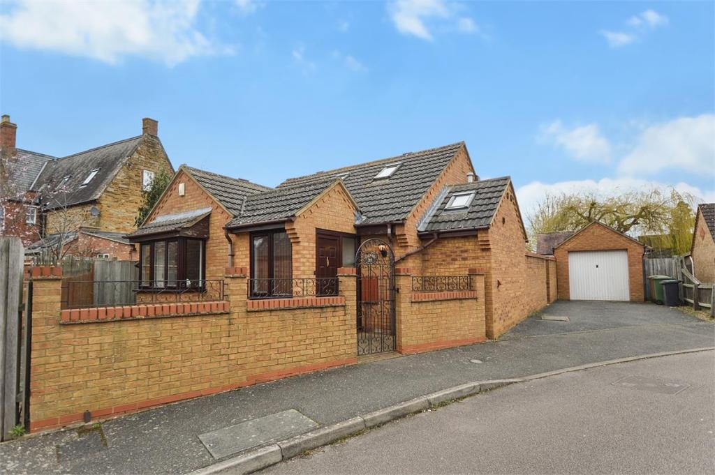 2 bedroom detached bungalow for sale in Park Close, Earls Barton, NN6