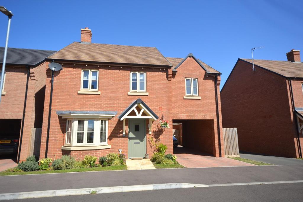 4 bedroom detached house for sale in Holdenby Lane, Earls Barton