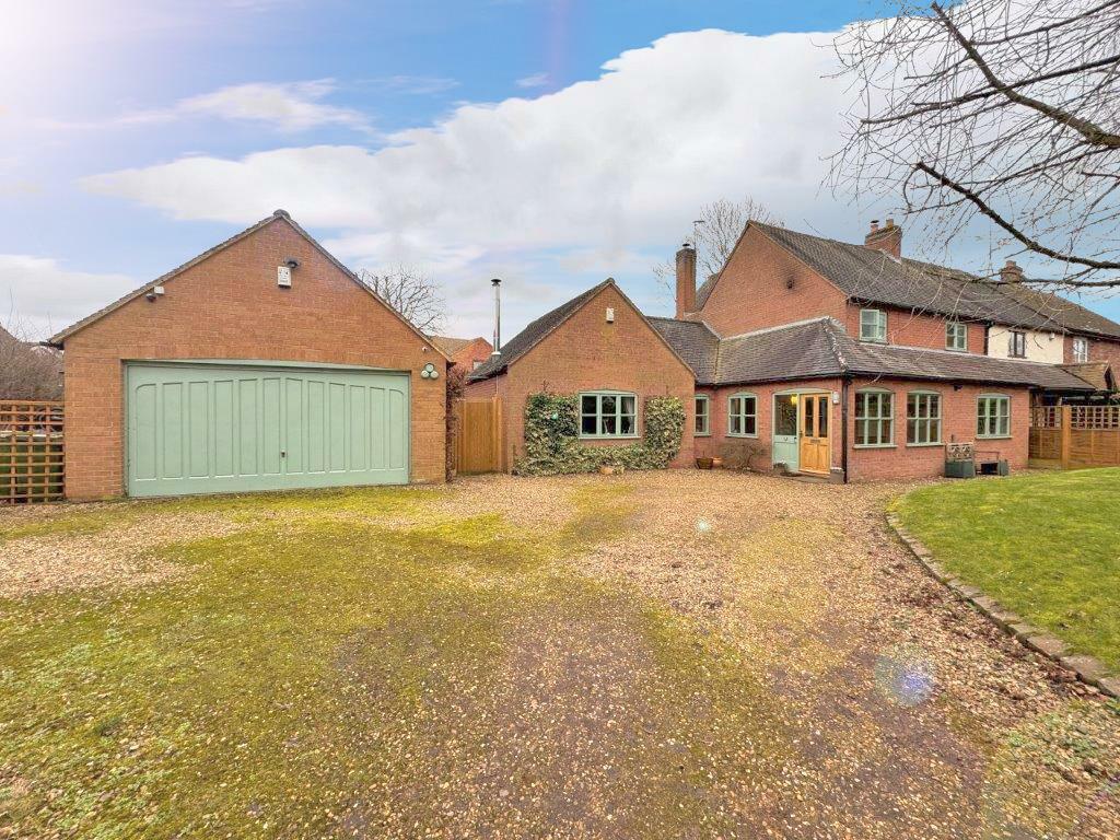 3 bedroom end of terrace house for sale in Main Street, Thurlaston