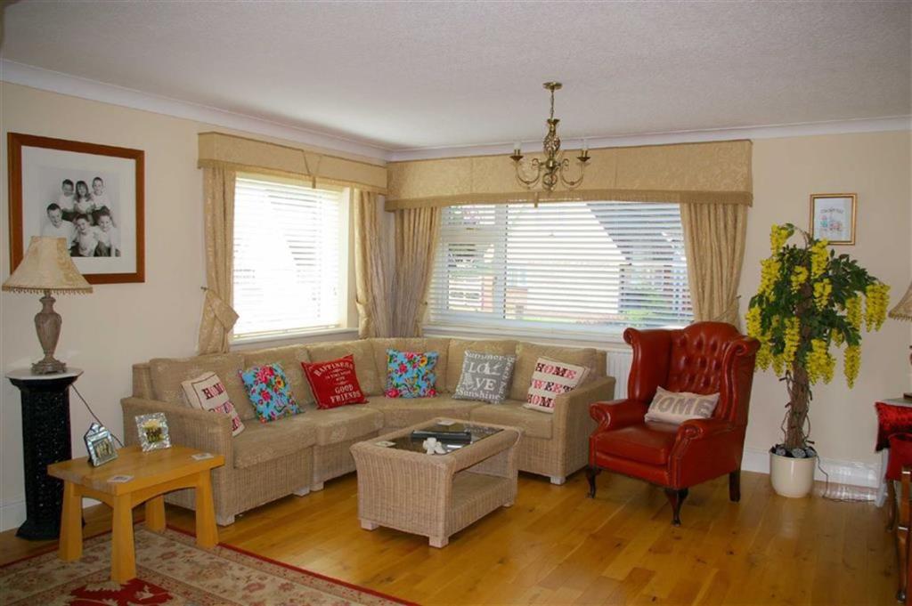 6 bedroom detached house for sale in Penrhyn Beach East, Penrhyn Bay