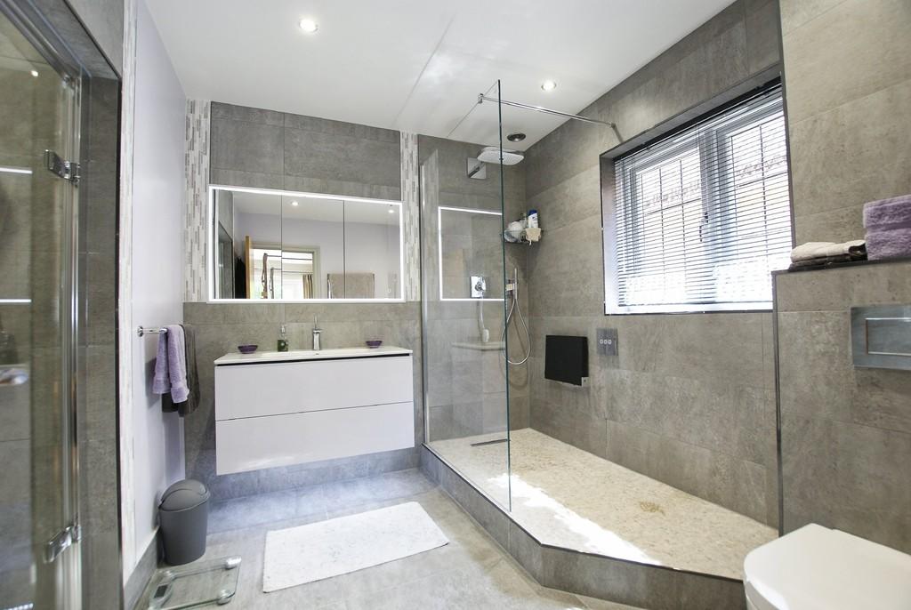 Millgate Homes,Porcelanosa,HansGrohe,Duravit,Bathroom
