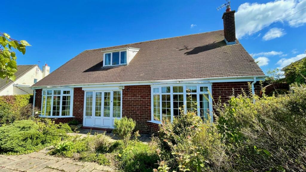 2 bedroom detached bungalow for sale in Maes Y Castell, Llanrhos