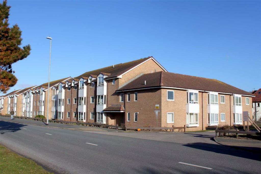 2 bedroom retirement property for sale in Gloddaeth Avenue, Llandudno, LL30