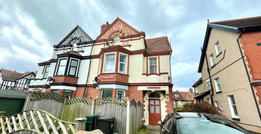 2 bedroom flat for sale in Caroline Road, Llandudno, LL30