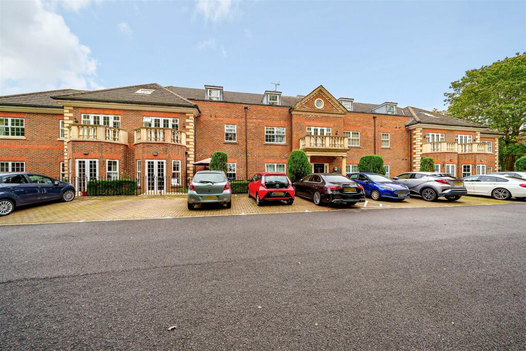 2 bedroom apartment for sale in Wellesley Court, Dukes Ride, Crowthorne