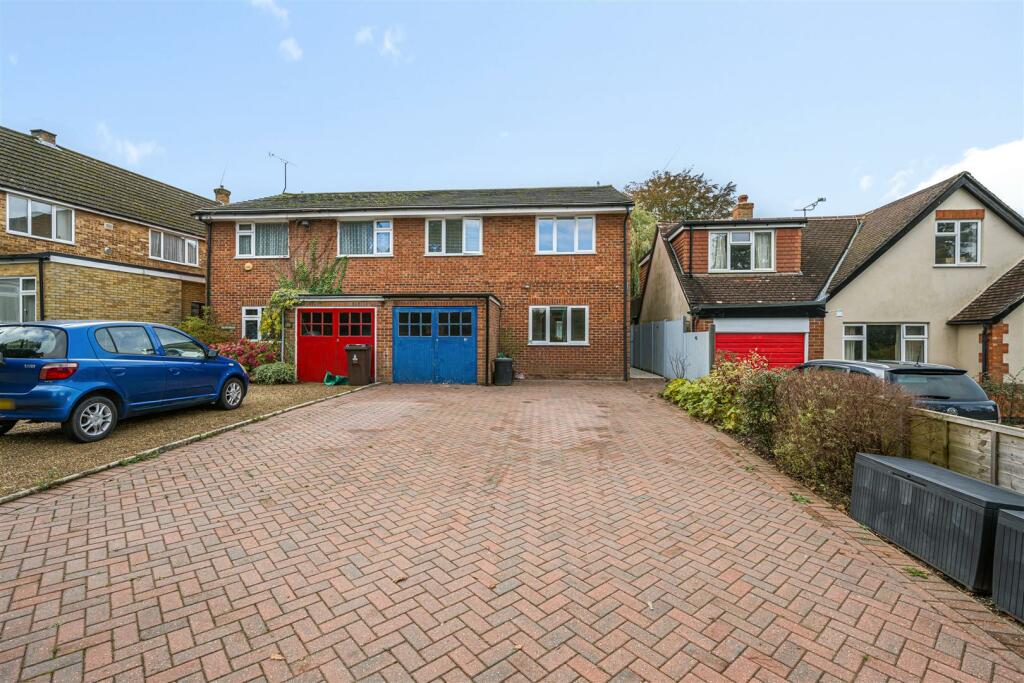 4 bedroom semidetached house for sale in Pinewood Avenue, Crowthorne