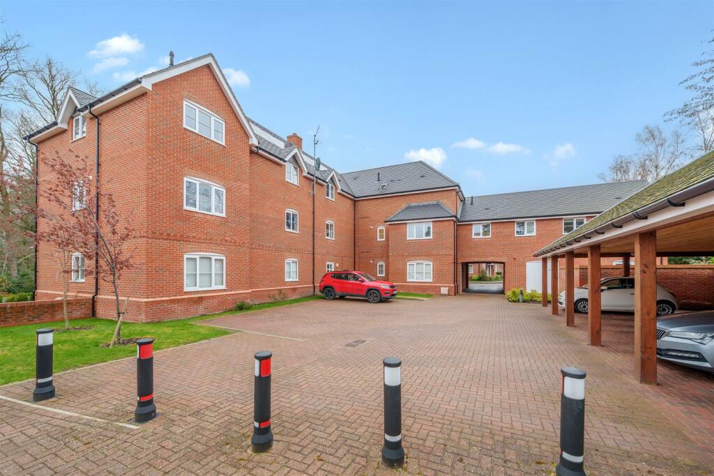 2 bedroom apartment for sale in Brooms Court, Dove Close, Crowthorne, Berkshire, RG45 6GZ, RG45