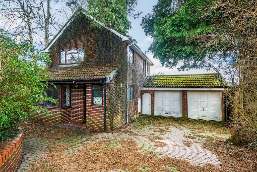 3 bedroom detached house for sale in Cambridge Road, Crowthorne