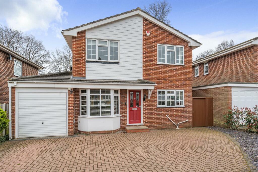 4 bedroom detached house for sale in The Brambles, Crowthorne