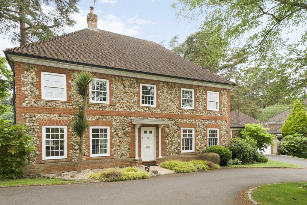 5 bedroom detached house for sale in Talisman Close, Crowthorne