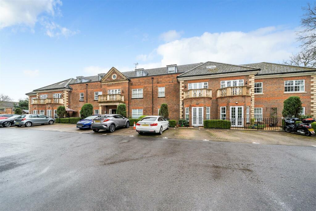 3 bedroom apartment for sale in Wellesley Court, Dukes Ride, Crowthorne ...