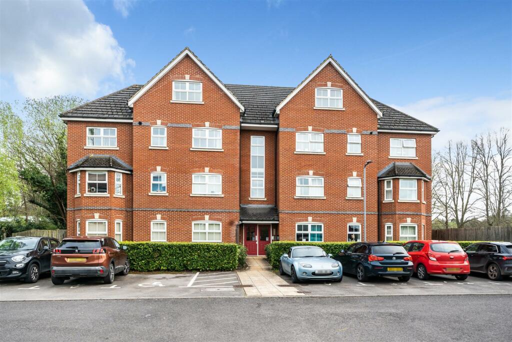 2 bedroom apartment for sale in St. Francis Close, Crowthorne ...