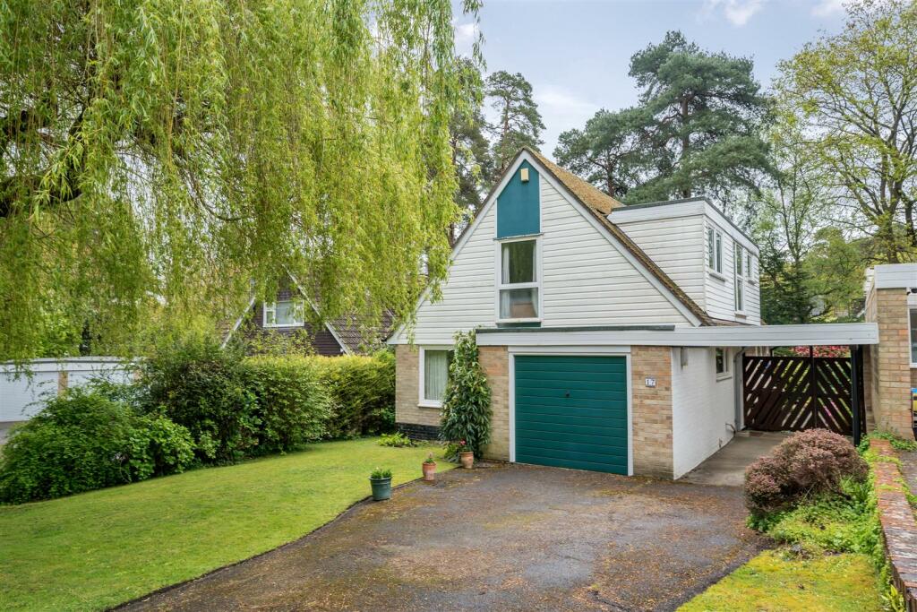 4 bedroom detached house for sale in Bramblegate Crowthorne, Berkshire