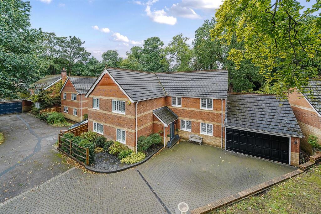 Main image of property: Edgbarrow Rise, Sandhurst, Berkshire, GU47 8QH