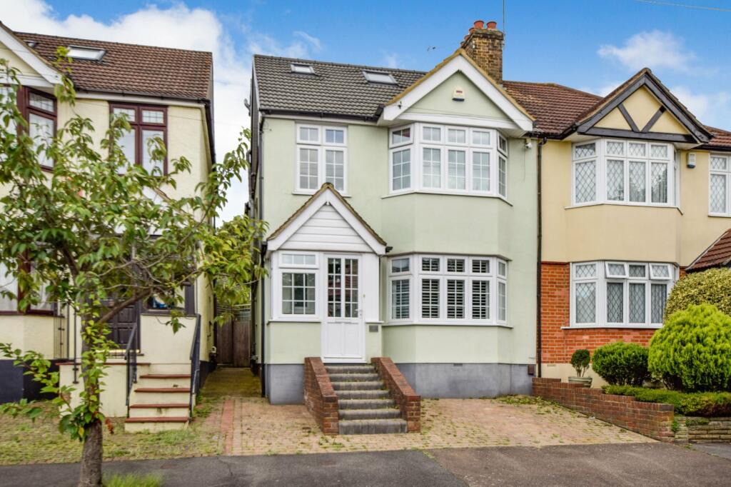 4 bedroom semidetached house for sale in Avenue, Hornchurch, RM11