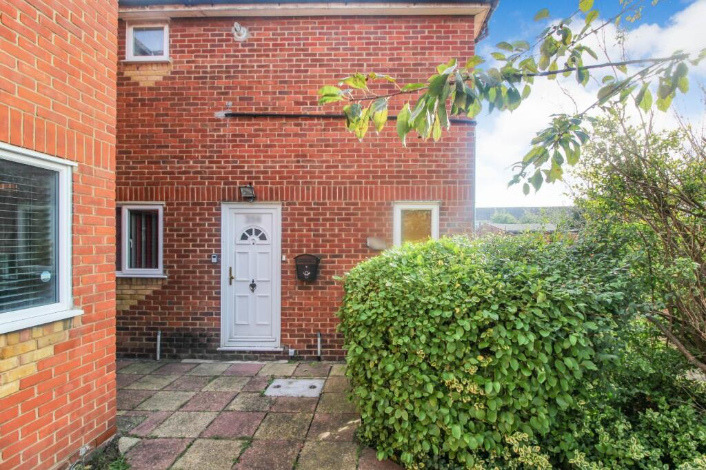 1 bedroom semidetached house for sale in South End Road, Hornchurch, RM12