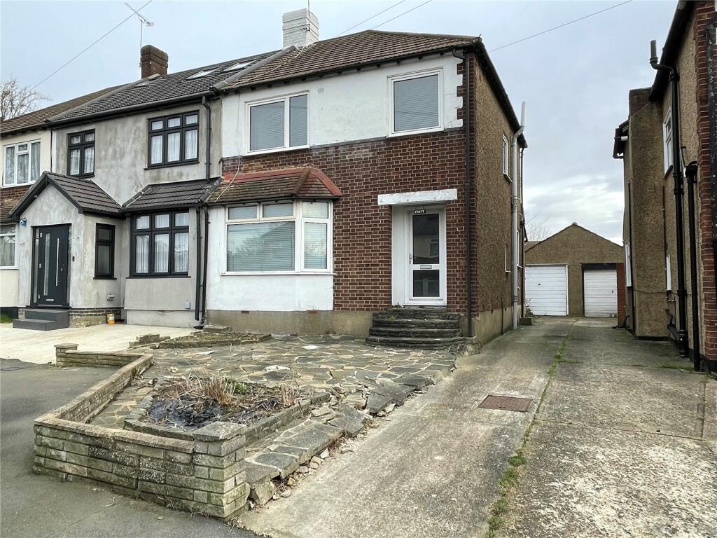 3 bedroom end of terrace house for sale in Thurso Close, Romford, RM3