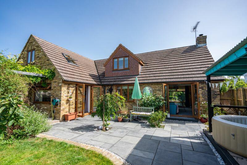 5 bedroom detached house for sale in Askett, HP27